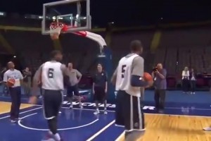 詹姆斯自创脚步！把一旁的杜兰特看得一愣一愣的😂